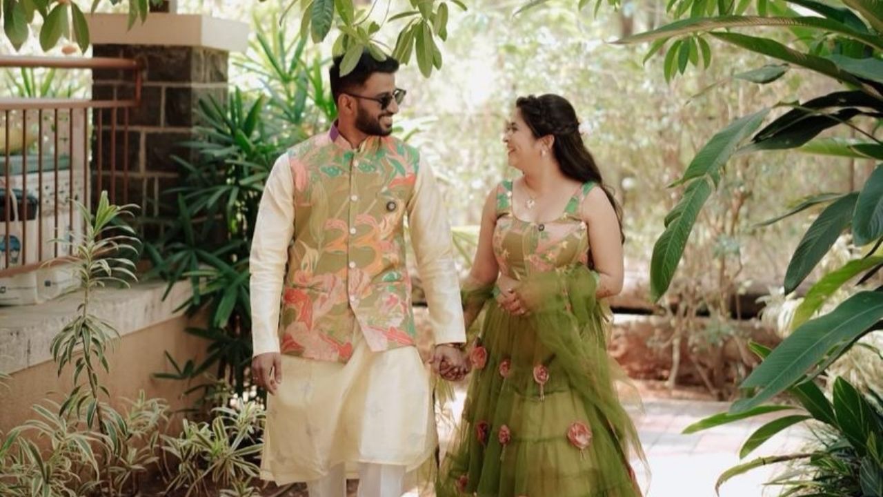 या खास क्षणी गायत्रीने मेहंदी रंगाचा आऊटफिट परिधान केले आहेत तर श्रीकांतने मेहंदी रंगाचा जॅकेट परिधान केला आहे. त्यांचा लुक मेहंदीवाला आहे. 