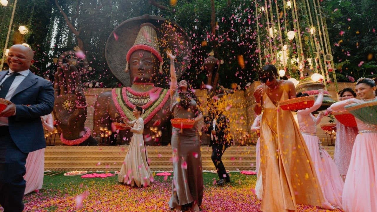 Rihanna तिचा Brand 'फेंटी ब्युटी' चे लाँन्च रिलायन्स रिटेल्सच्या 'तिरा' येथे झाले, त्यामुळे अंबांनीसोबत तिची ही भेट झाली. 