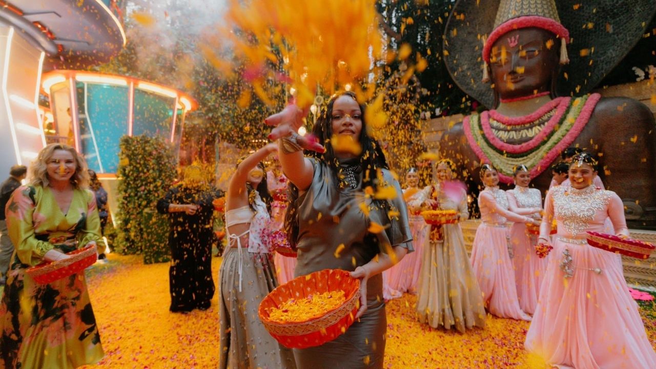 अंबानींच्या सुनांनी Rihanna चे स्वागत केले आहे. भारतीय पारंपरिक नृत्याचा नमुना Rihanna च्या स्वागतासाठी सादर करण्यात आला. 