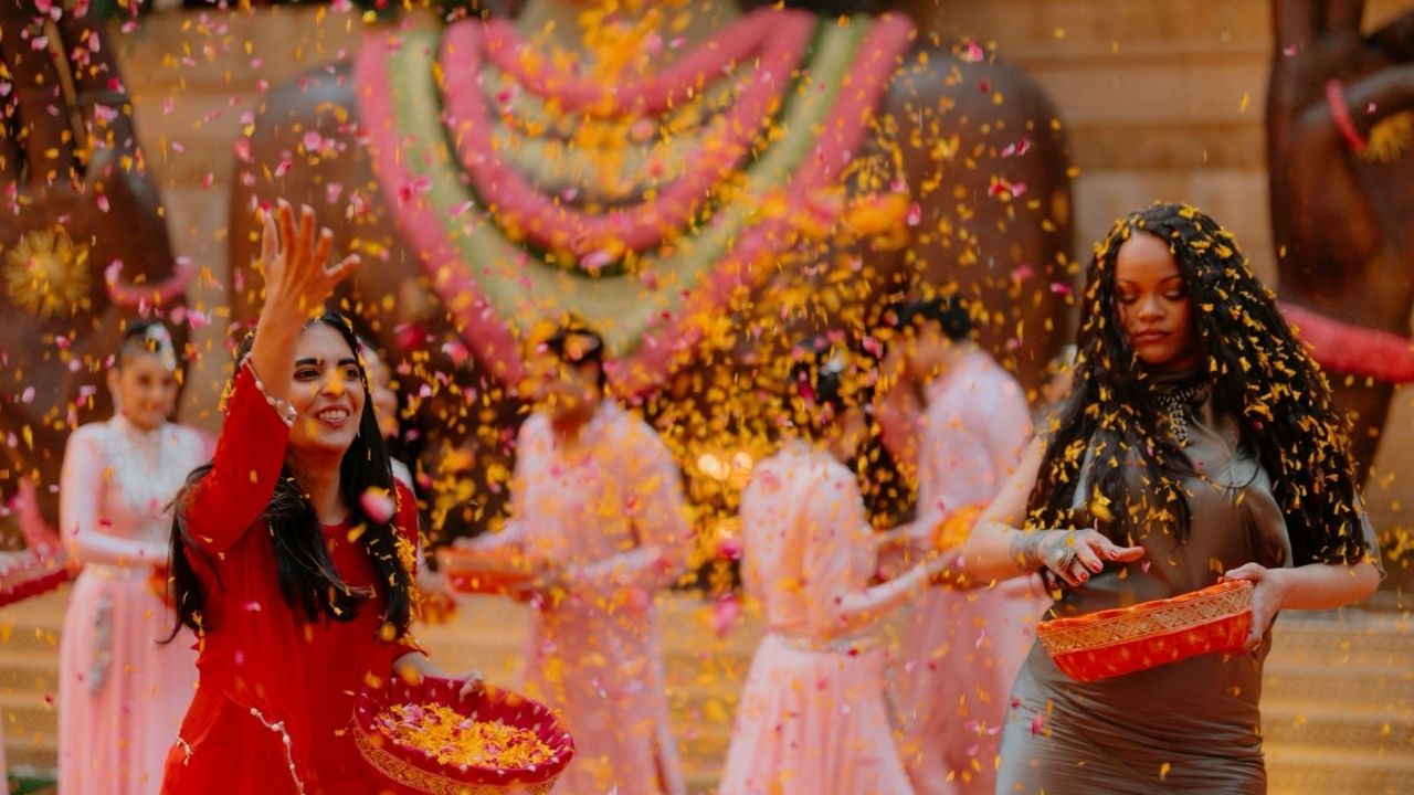 अंबानी यांच्या मुंबईतील निवासस्थानी Rihanna स्न्हेहभोजनाच्या कार्यक्रमात उपस्थित राहिली आहे. Rihanna च्या स्वागतासाठी फुलांची उधळण करण्यात आली आहे. 