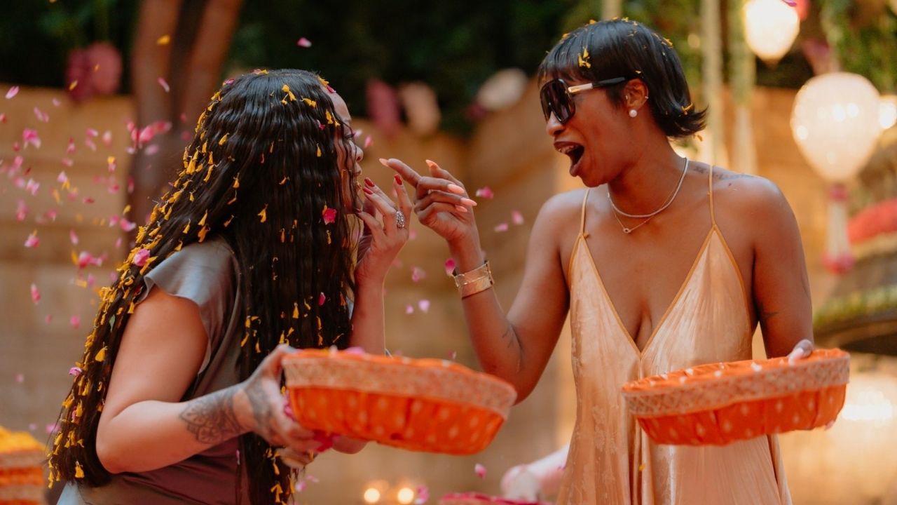 Rihanna ने काळ्या रंगाचा तसेच ‘मुगलर’ कलेक्शनमधील निऑन रंगाचा ड्रेस या कार्यक्रमांमध्ये परिधान केला होता. 