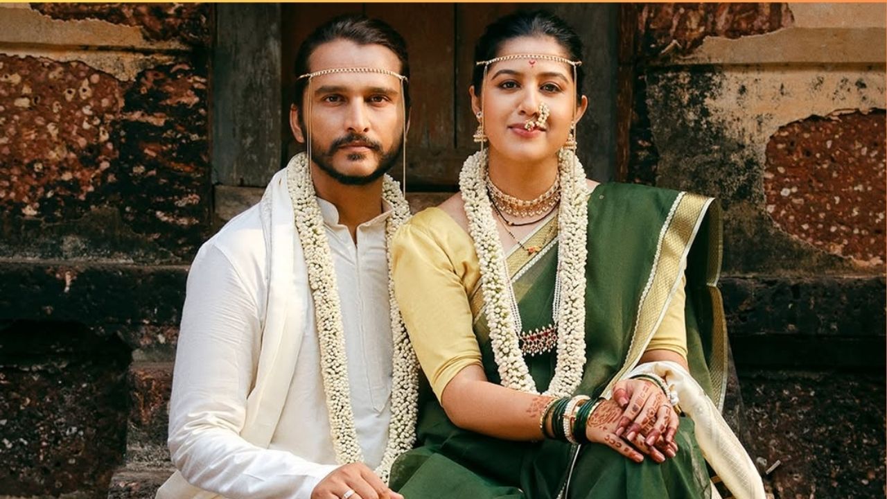 स्वानंदीने विक्रांत रामदाससह लग्नकार्य केले आहे. विक्रांतने सफेद सदरा आणि धोतर नेसली आहे. 