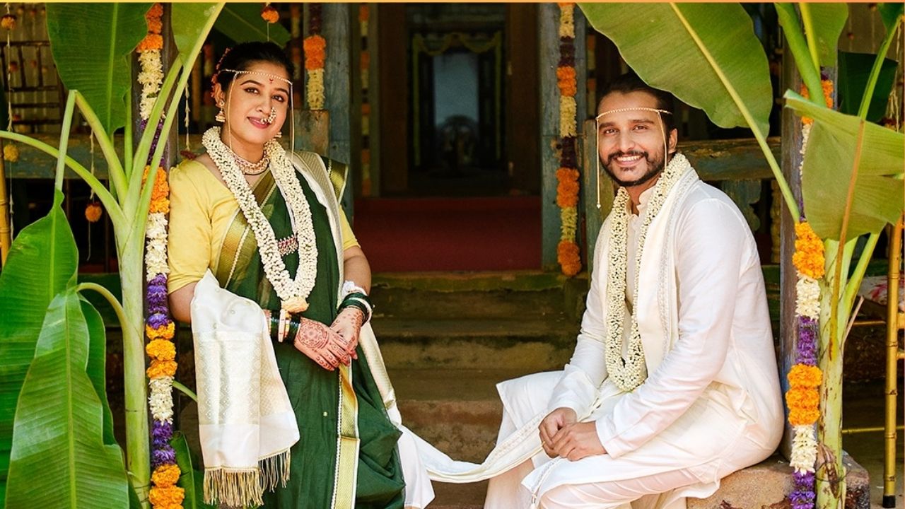 या सोहळ्यात स्वानंदीने हिरव्या रंगाची नववारी नेसली आहे. कपाळावर मुंडावळ्या आणि सुशोभित दागिने, विशेषकरून तिच्या नाकातली नथ विशेष लक्ष खेचून घेत आहे. 