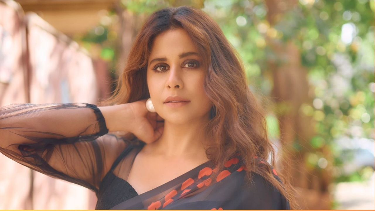 अभिनेत्रीच्या कानातील Earrings तिच्या या संपूर्ण शृंगाराला चार चांद देत आहेत. अभिनेत्रीने केलेला साज चाहत्यांना वेड लावणारे आहे. 