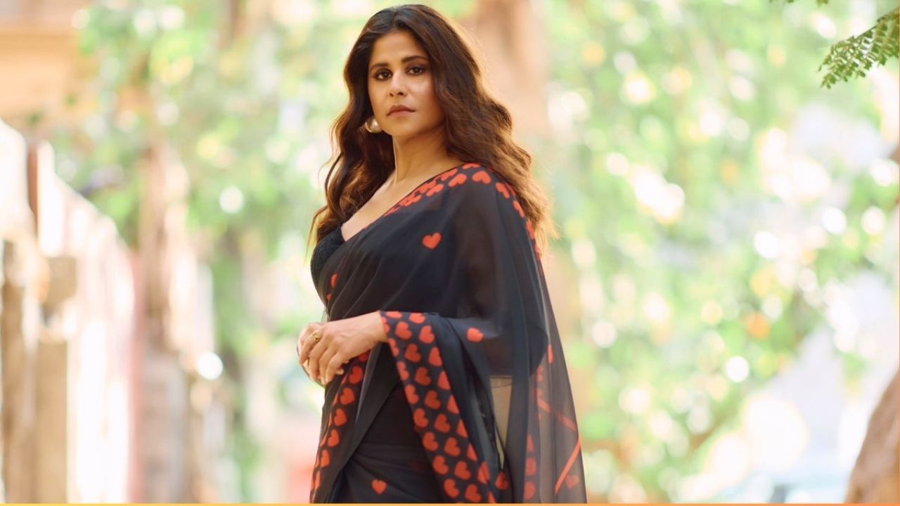 सईने परिधान केलेल्या साडीची विशेष गोष्ट म्हणजे त्या साडीवर असणारे Heart Shapes Red Design! या Look ची ही  विशेषतः आहे. 