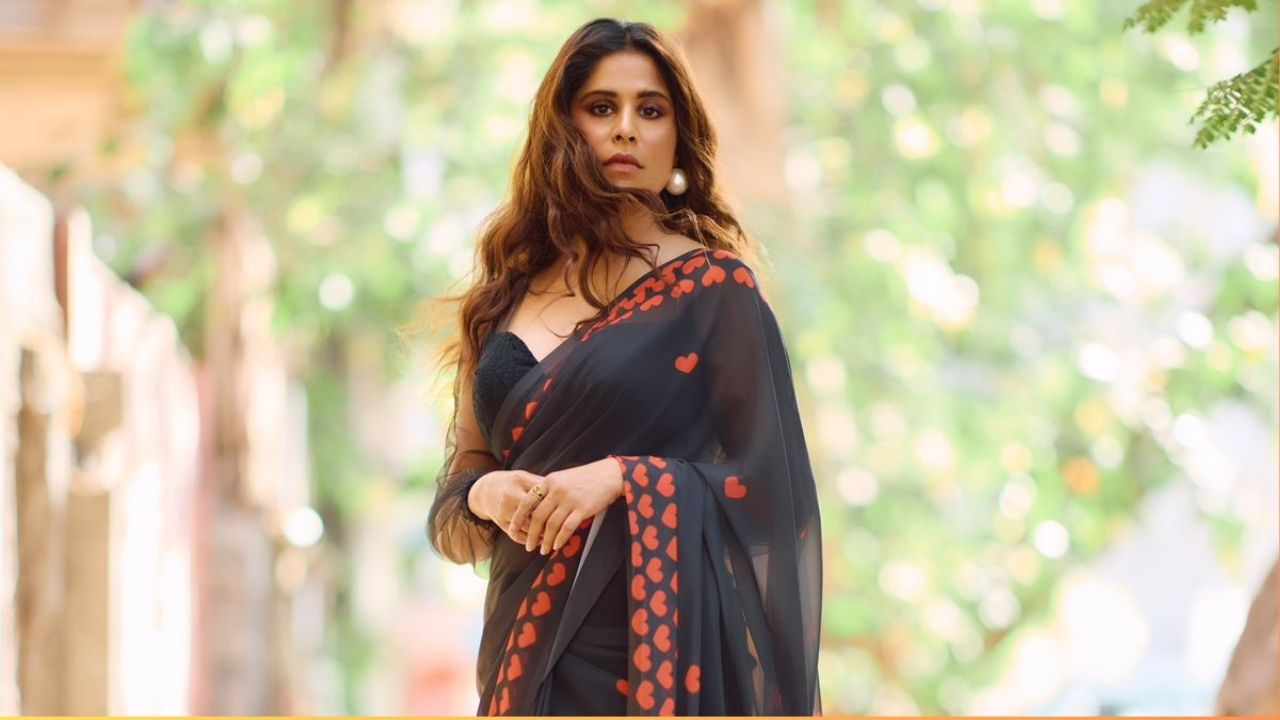 Sai Tamhankar ने काळ्या रंगाची साडी परिधान केली आहे. हा Classic Look पाहून चाहते नक्कीच घायाळ होणार आहेत, जो पाहील तो म्हणेल 