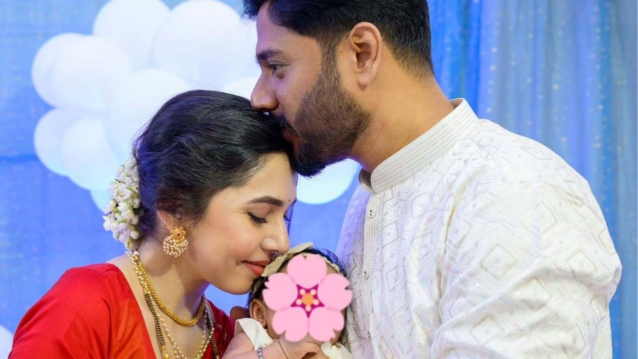 बाळाच्या बाबाने कुर्ता परिधान केला आहे तर इवलुशा नभाने छोटीशी फ्रॉक परिधान केली आहे. 