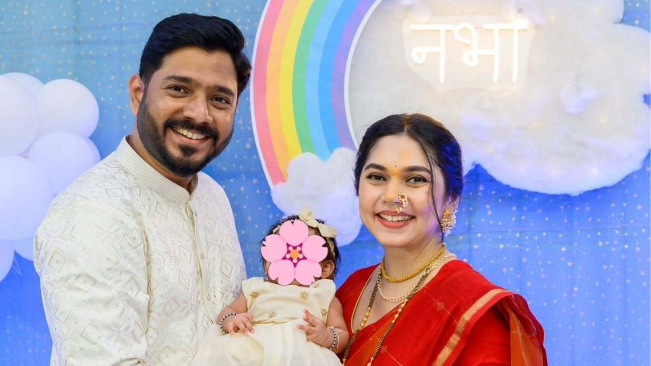 या सोहळ्यात आई सईने लाल रंगाची साडी नेसली आहे. तसेच नाकामध्ये नाजूक पण बहारदार नथ परिधान केली आहे. 