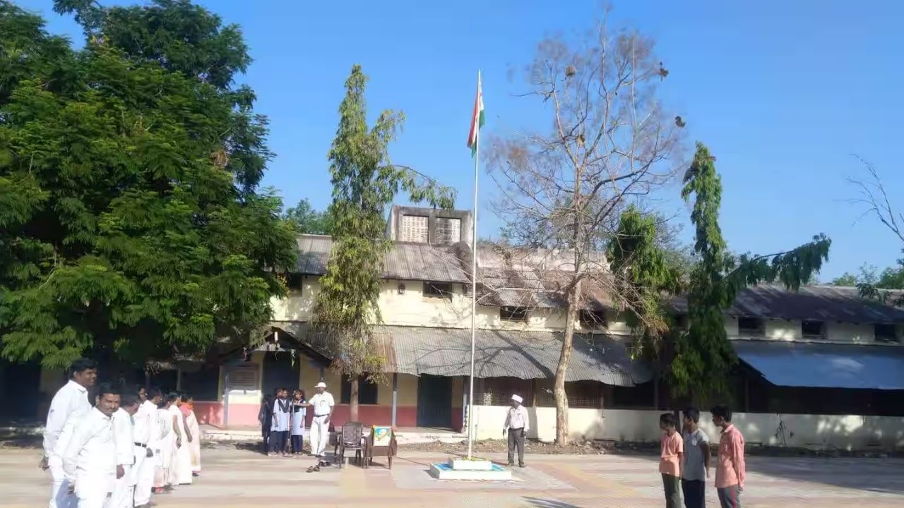 Washim News : निकष न पूर्ण करणाऱ्या शाळांवर कारवाई; वाशिममधील २१ शाळांतील ३९ तुकड्या अपात्र