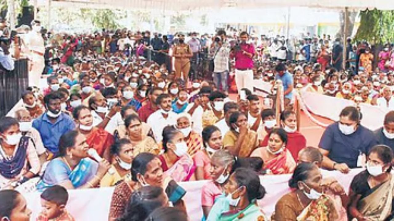 Sindhudurga News : सिंधुदुर्गात सेवानिवृत्त शिक्षकांचे आंदोलन! जिल्हा परिषद कार्यालयासमोर केले धरणे