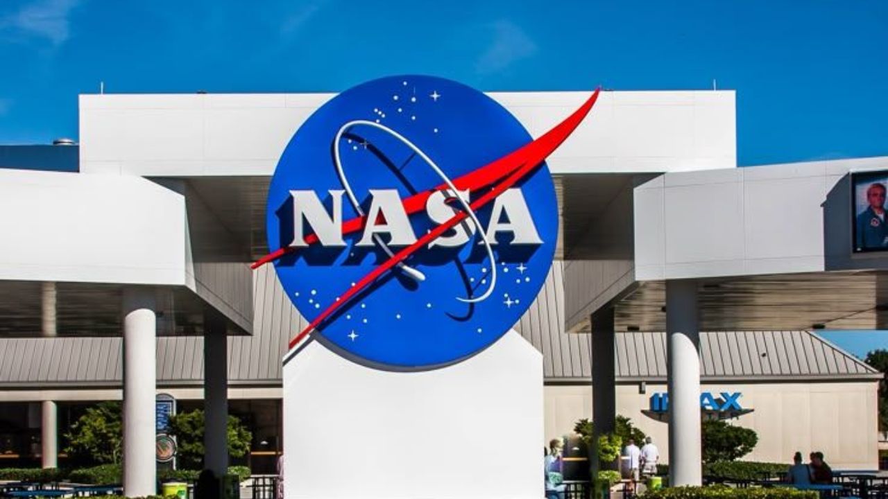 NASA च्या चंद्र मोहिमेत अडचण! अंतराळात Microsoft Outlook ने दिला दगा, सोशल मीडियावर मीम्सचा पाऊस