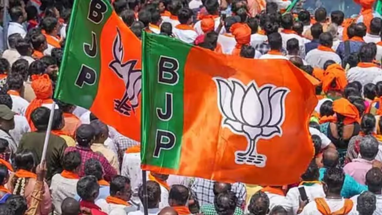 Nanded News : महिला आरक्षण गेलं खड्डयात..; भाजपच्या पदाधिकाऱ्यांना ना खंत ना खेद