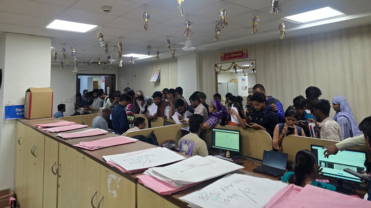 पुणे विद्यापीठातील परीक्षा विभागात गोंधळ, विद्यार्थ्यांमध्ये संताप; आंदोलनाचा दिला इशारा