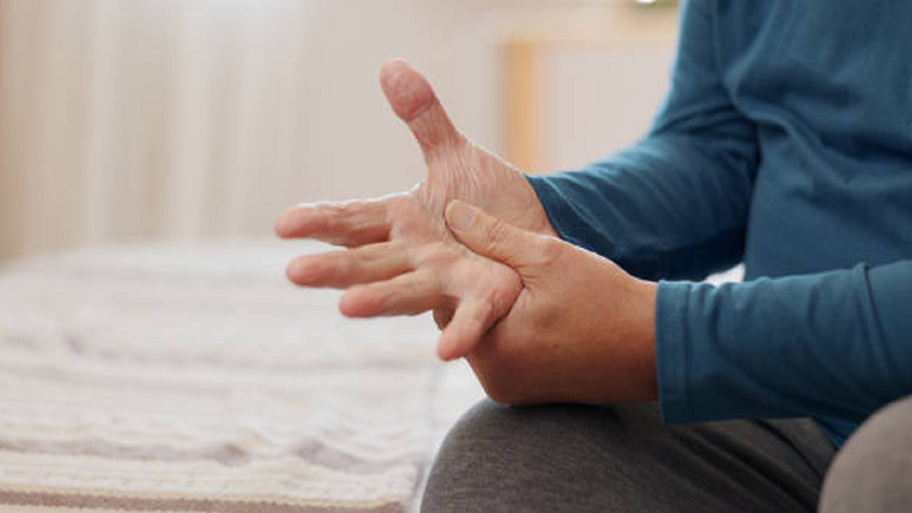 पार्किन्सन रोग म्हणजे काय? आजार नेमकं कसा सुरु होतो? तज्ज्ञांनी दिली महत्वाची माहिती