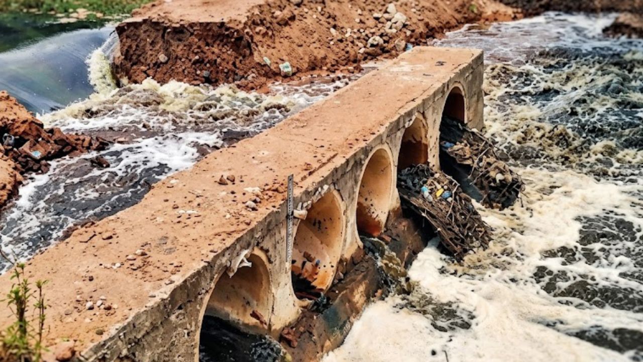 Kolhapur News : प्रशासनाचा हलर्जीपणा,पंचगंगेत पुन्हा सांडपाण्याचा शिरकाव; गावकऱ्यांचा संताप विकोपाला