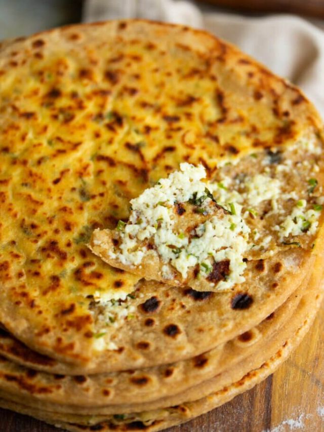 नाश्त्यासाठी परफेक्ट: ढाबा स्टाइल पनीर पराठ्याची सोपी रेसिपी