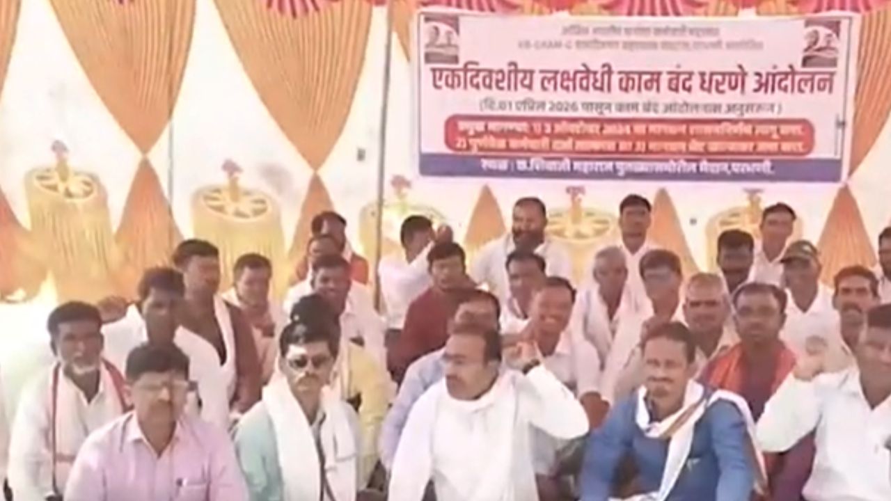 Parbhani News : दोन वर्षे उलटली, घोषणा हवेतच; 700 सेवकांचे कामबंद आंदोलन!