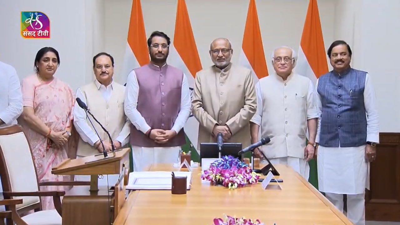 Parth Pawar Oath Ceremony : हळवा क्षण! अजित दादाचं जॅकेट अन् आईची उपस्थिती…, पार्थ पवार यांनी घेतली राज्यसभा सदस्यपदाची शपथ