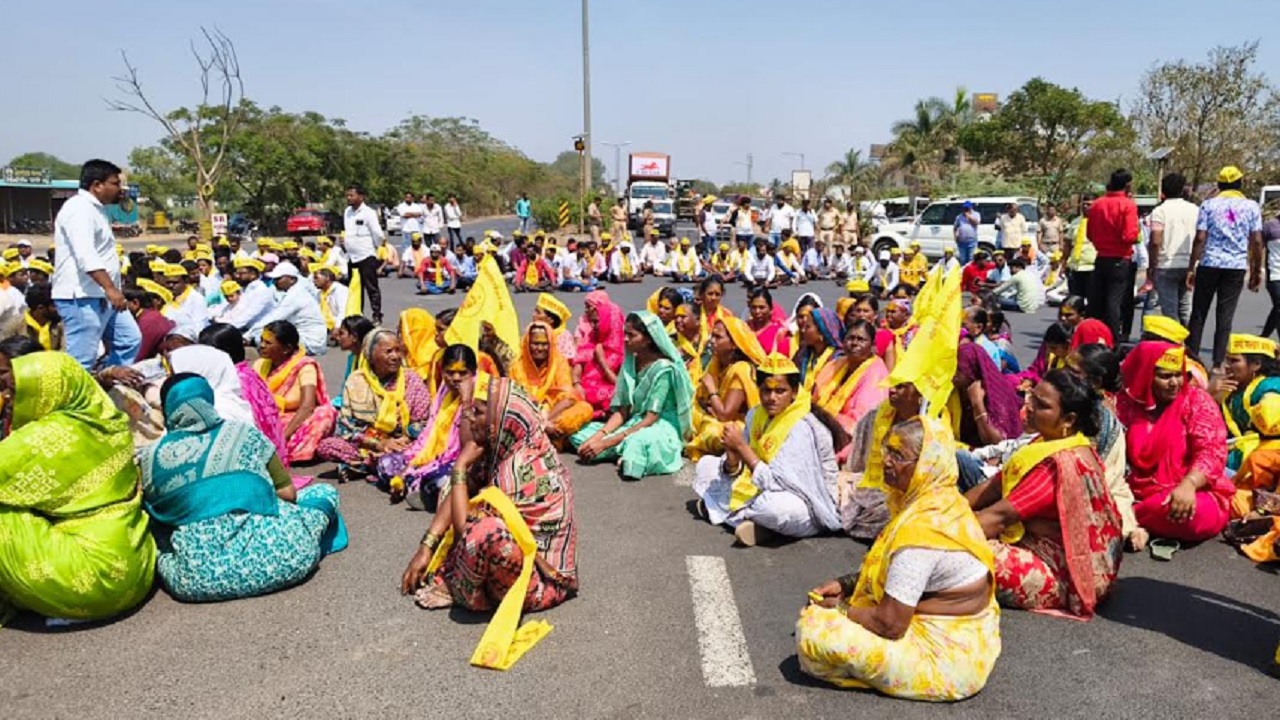 पाटसमधील उमाजी नाईक फलकावर दगडफेकीचे प्रकरण तापलं; पुणे-सोलापूर महामार्गावर रास्ता रोको आंदोलन