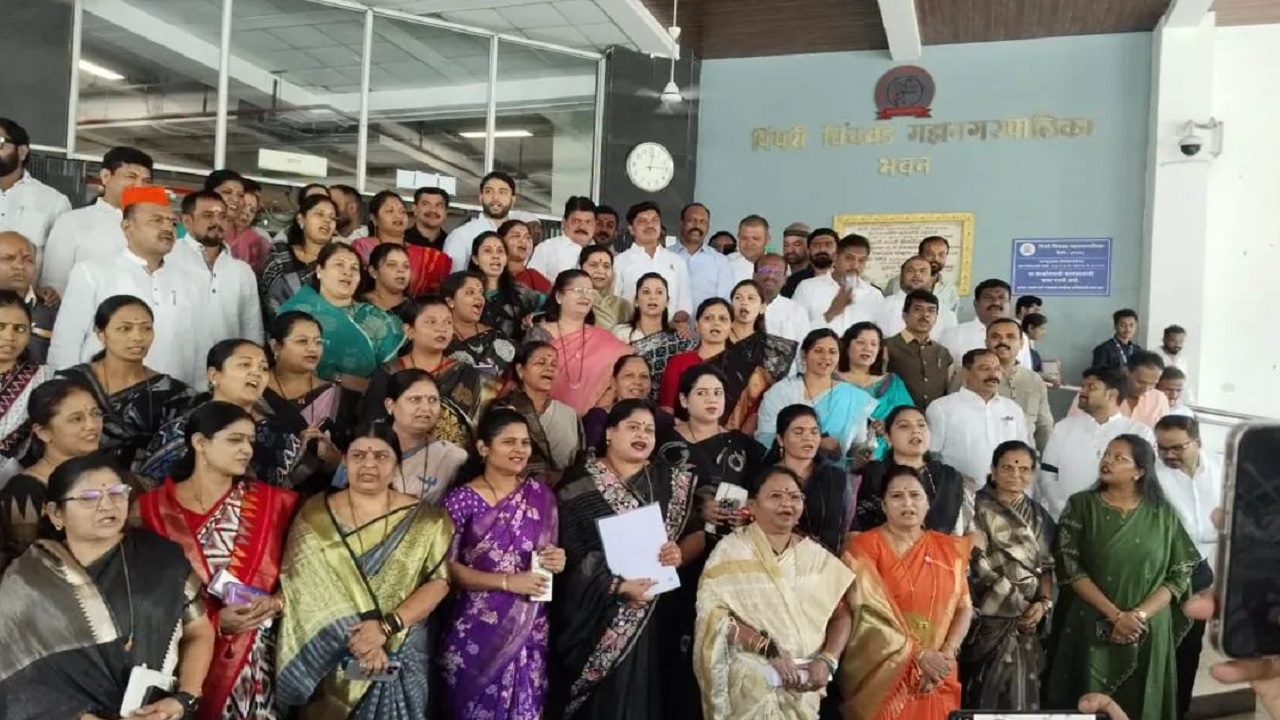 Pimpri Chinchwad : ‘इंडिया’ आघाडीविरोधात महायुतीचे काळ्या फिती लावून आंदोलन; महापालिका प्रवेशद्वारावर जोरदार घोषणाबाजी