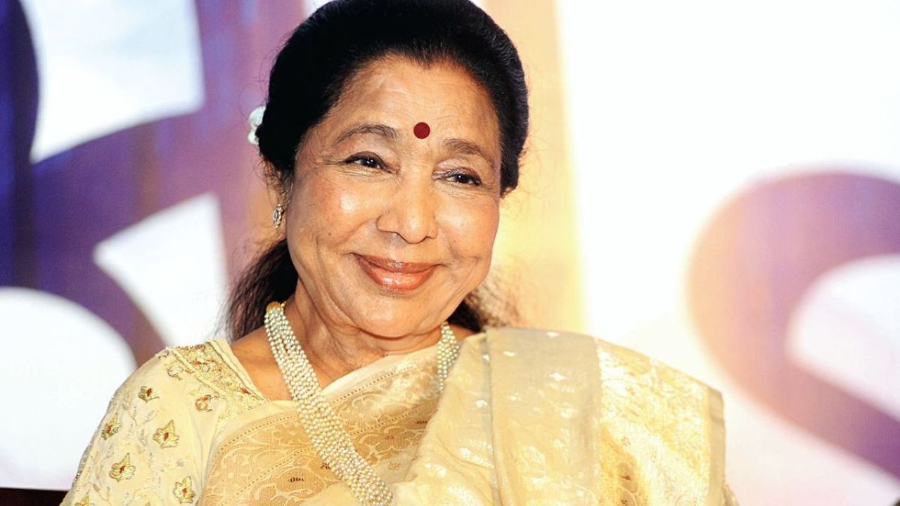 मिळालेल्या माहितीनुसार, आशा भोसलेंनी एकूण नऊ फिल्मफेअर आवार्ड्स आपल्या नावावर केले. यापैकी सात पुरस्कार स्पर्धात्मक होते, जे त्यांनी १९६७ ते १९७९ दरम्यान जिंकले.
