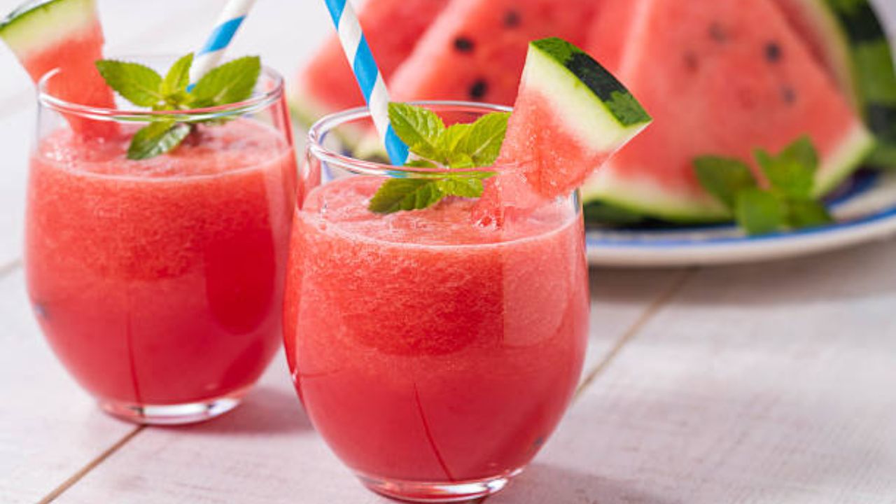 Summer Special : सिजनल फळे शरीरासाठी चांगली; उन्हाळ्यात घरी बनवा रिफ्रेशिंग ‘कलिंगडाचा ज्यूस’, रेसिपी नोट करा