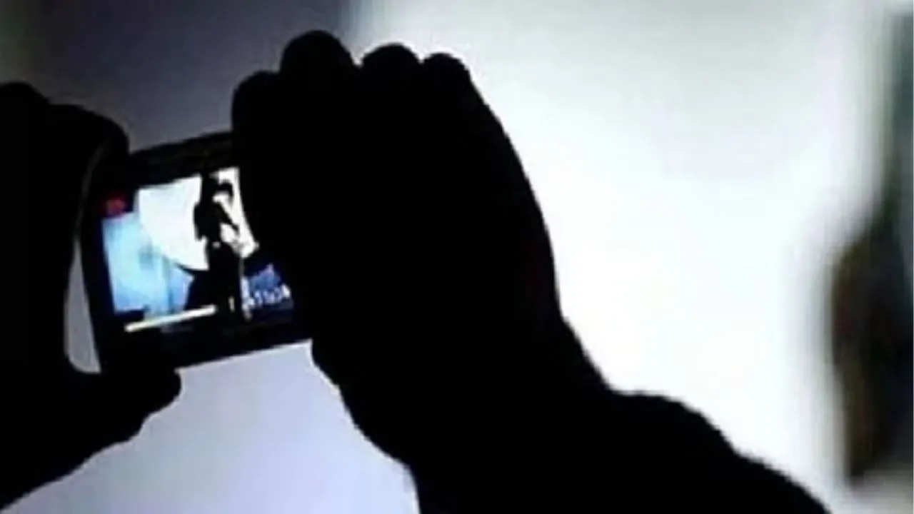 महिलेचे अश्लील फोटो सोशल मीडियावर केले व्हायरल; ‘या’ कारणामुळे तरुणाचे संतापजनक कृत्य