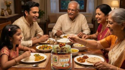 वय वाढलं तरी नातं घट्ट ठेवा! आई-वडिलांना समजून घेण्याचे सोपे मार्ग, नातं मजबूत ठेवण्यास करतील तुमची मदत
