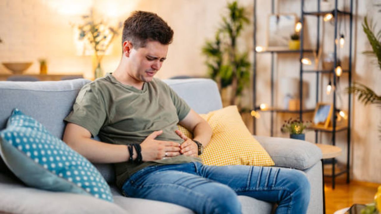 Bloating Problem : कमी खाल्लयानंतरही सतत पोट का फुगत? तुम्ही करत असलेली लहान चूक ठरतेय कारणीभूत; आजच जाणून घ्या