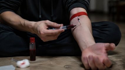 भोपळमध्ये वाढत आहे ‘ब्लड किक’ नावाचा धोकादायक ट्रेंड, स्वतःचंच रक्त काढून तरुण होतायेत ‘रिलॅक्स’