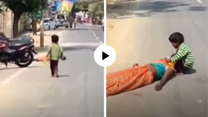 रस्त्यावर बेशुद्ध पडलेल्या आईला वाचवण्यासाठी चिमुकल्याची धडपड, लोक तमाशा बघत राहिले पण एकानेही केली नाही मदत; Video Viral