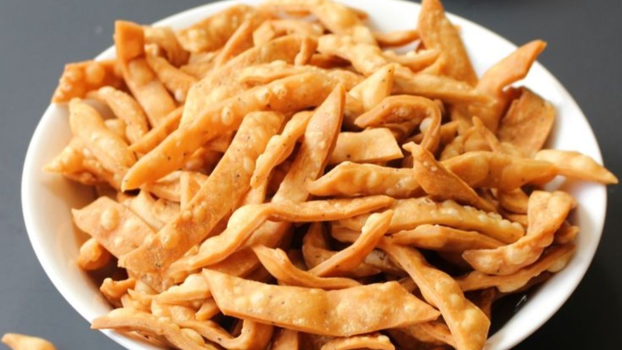 Recipe : चहाची मजा होईल द्विगुणित, मैद्यापासून नाही तर रव्यापासून बनवा कुरकुरीत टी टाईम स्नॅक्स; महिनाभर साठवता येईल