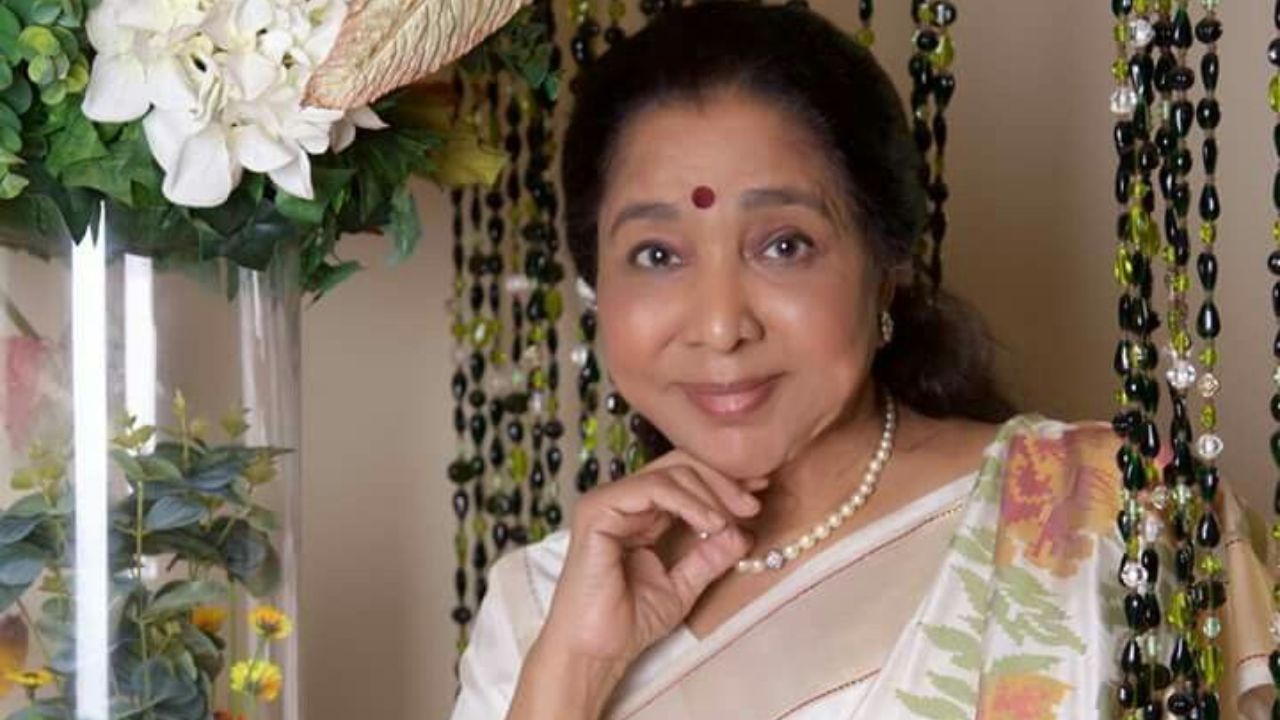 फक्त देशातच कशाला तर जगातील सर्वात फेमस पुरस्कार गिनीज बुक ऑफ वर्ल्ड रेकॉर्ड्समध्येही त्यांचे नाव नोंदवण्यात आले. २०११ मध्ये, २० वेगवेगळ्या भाषांमध्ये ११,००० पेक्षा जास्त गाणी रेकॉर्ड केल्याबद्दल त्यांची नोंद यात करण्यात आली होती. 
