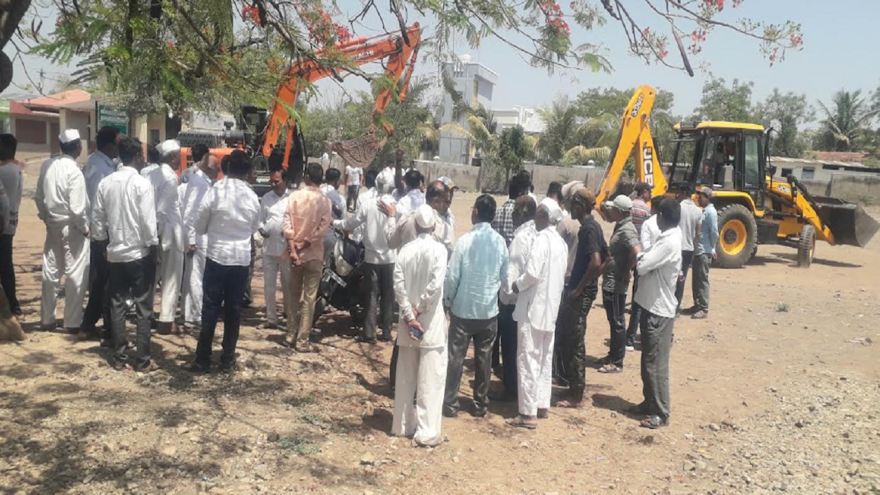 अखेर चिमुकल्यांच्या मैदानावर फिरला बुलडोझर; विरोध डावलून आरोग्य केंद्राचे काम सुरु