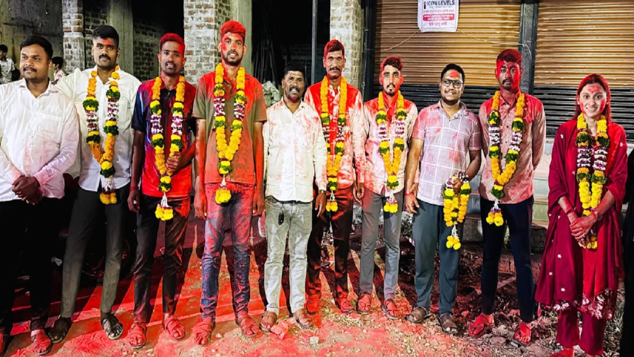 पुरंदरमधील मुलांचं मोठं यश;11 विद्यार्थ्यांची एकाचवेळी पोलीस दलात निवड