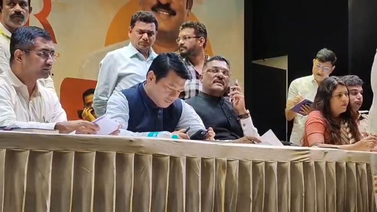 “जनाची नाही तर मनाची तरी ठेवा” ; लोकदरबारात MMRDA अधिकाऱ्यांवर मंत्री प्रताप सरनाईकांचा संताप