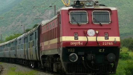Railway News : पुणे-दौंड रेल्वे मार्गावर नियमांचा भंग! आरक्षित डब्यांमध्ये घुसखोरीमुळे प्रवासी त्रस्त, प्रशासनाचे दुर्लक्ष?