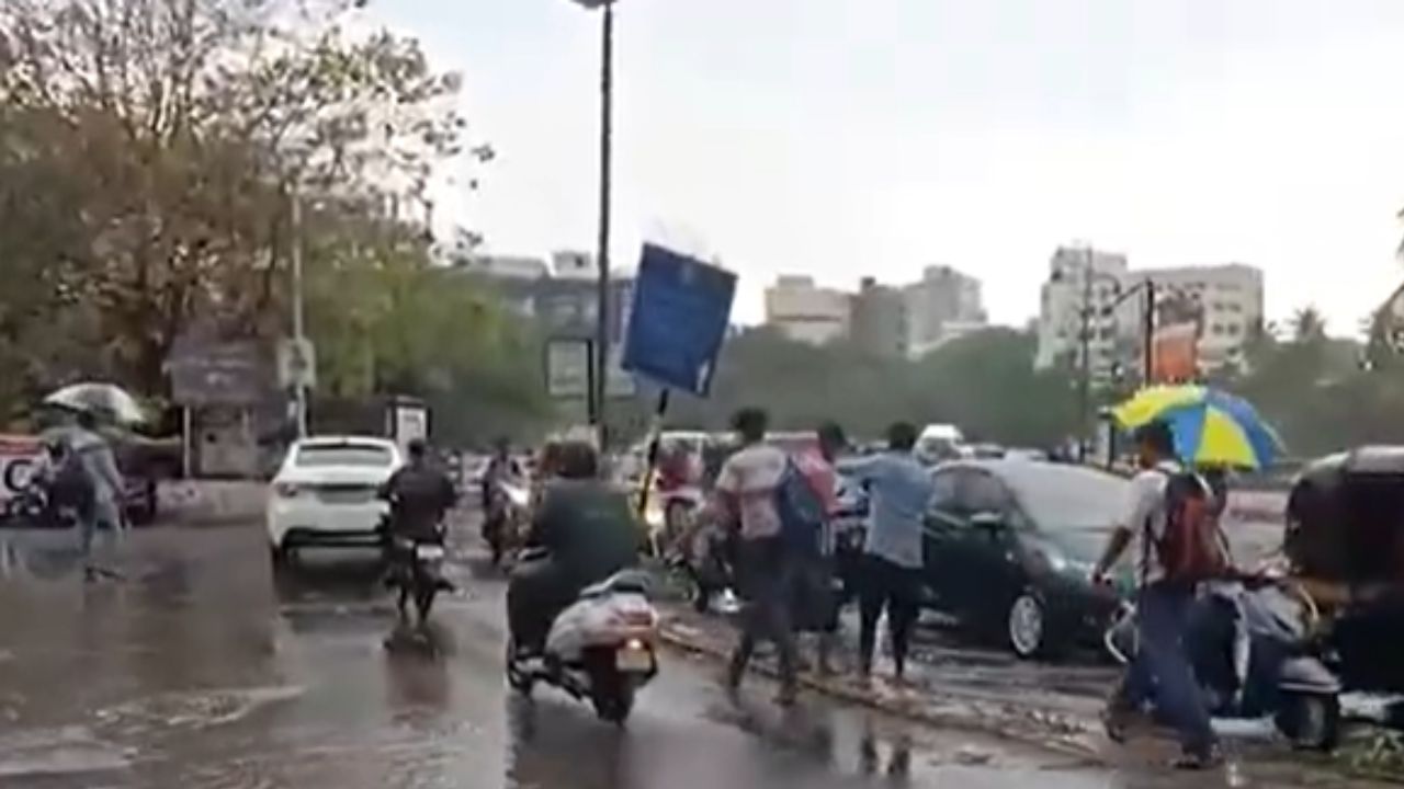 Pune Rain News : पावसाच्या फक्त चार सरींनी उन्हाळ्यात रस्त्यांना नाल्यांचे स्वरूप