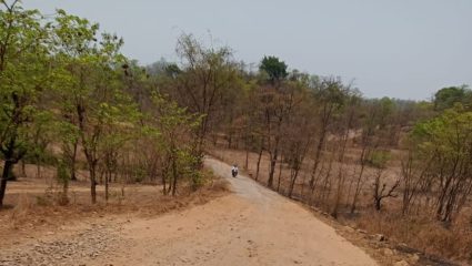 Ratnagiri News : रस्त्याची चाळण पण प्रशासानाचा मात्र डोळेझाक; गावकऱ्यांनी घेतला आक्रमक पवित्रा