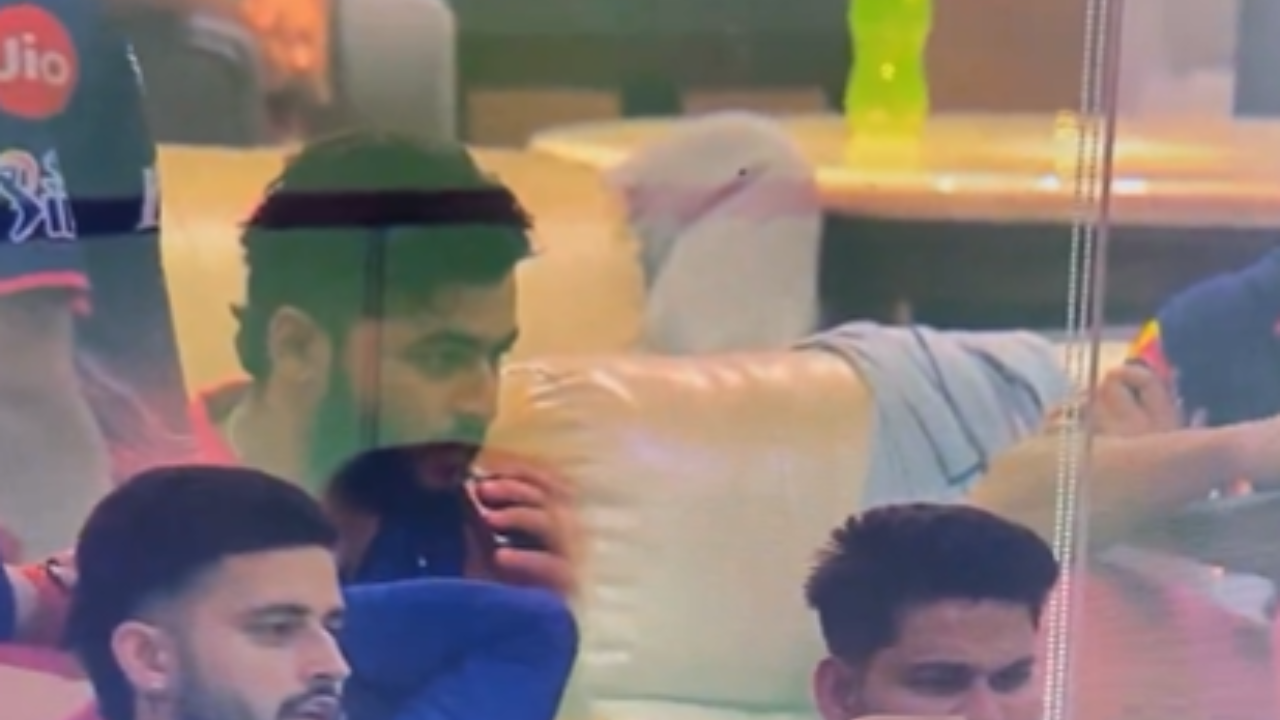 Rajasthan Royals ला मोठा धक्का, कॅप्टन रियान पराग जाणार तुरुंगात? ड्रेसिंग रूममध्ये E Cigarette पिणं येणार अंगलट