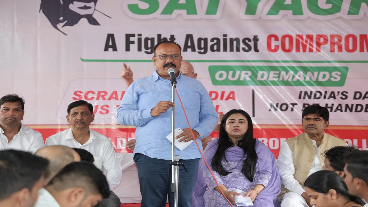 मोदी फुसका बार निघाले, 12 वर्षापासून मोदींच्या सहभागानेच देशात लुट सुरु; हर्षवर्धन सपकाळांची टीका