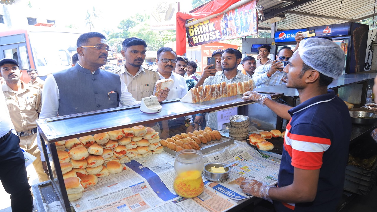 ‘नाथजल’ 15 रुपयांनाच द्या, अन्यथा…; परिवहन मंत्री प्रताप सरनाईक यांचा विक्रेत्यांना सज्जड दम
