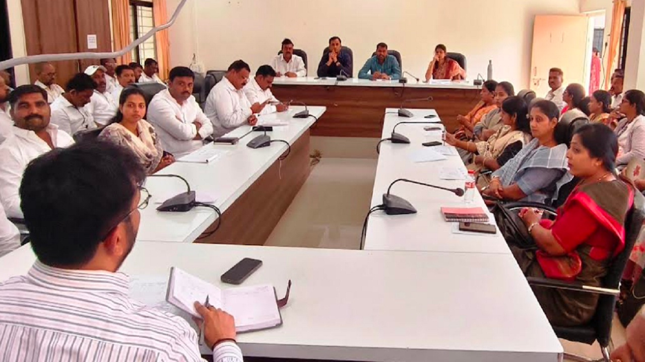 टंचाईत सासवडला गराडे अन् घोरवडी धरणातून पाणी देऊ नका; आढावा बैठकीत पंचायत समिती सदस्यांची मागणी