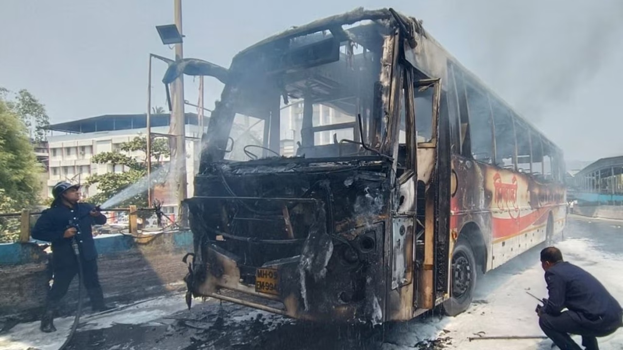 Thane Shivshahi Bus Fire : शिवशाही बसला भीषण आग, बस पूर्ण जळून खाक, 15 प्रवासी थोडक्यात बचावले