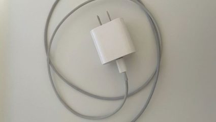 Tech Tips: फोन चार्जरवर लिहीलेला R कोड कोणते संकेत देतो? 99% लोकं करतात दुर्लक्ष, वाचून व्हाल हैराण