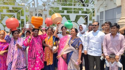 सोलापूर महापालिकेवर महिलांचा ‘घागर मोर्चा’, सत्ताधारी नगरसेवकही मैदानात; प्रशासनाविरोधात जोरदार घोषणाबाजी