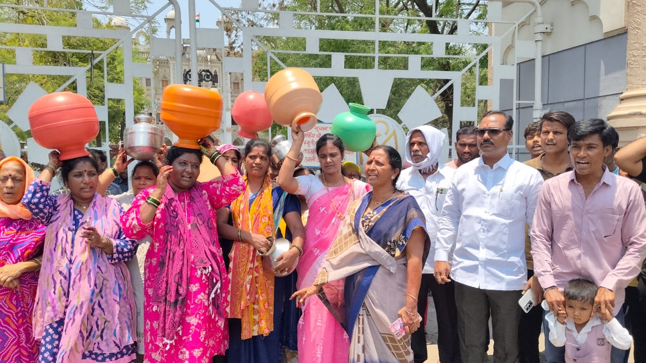 सोलापूर महापालिकेवर महिलांचा ‘घागर मोर्चा’, सत्ताधारी नगरसेवकही मैदानात; प्रशासनाविरोधात जोरदार घोषणाबाजी