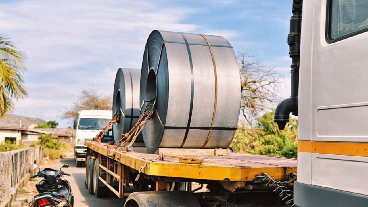 Raigad News: रोह्यात धोकादायक लोखंडी कॉईल वाहतूक सुरूच; नागरिकांच्या तक्रारीनंतरही कारवाई नाही