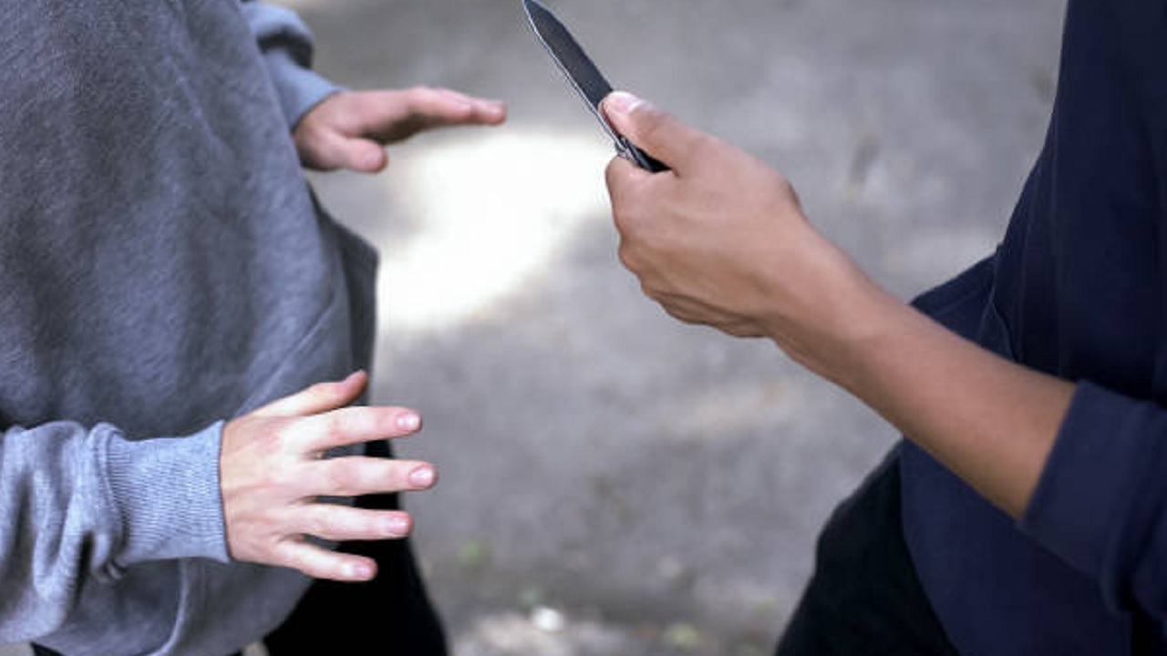 रस्त्याने पायी चाललेल्या तरुणाला अडविले, धमकी दिली अन्…; पुण्यातील धक्कादायक प्रकार