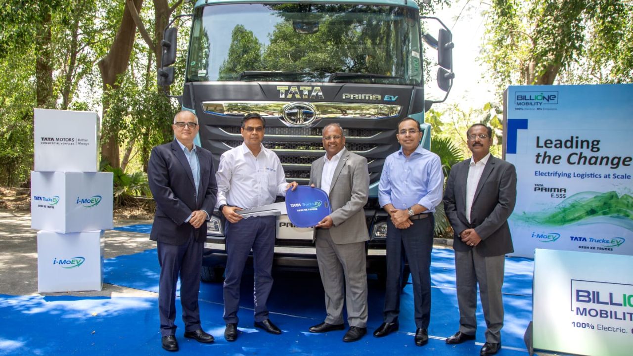 एका चार्जवर 350 किमी धावणार! Tata Motors चा 450 kWh बॅटरी असलेला ‘हा’ ट्रक रस्ते गाजवण्यासाठी सज्ज